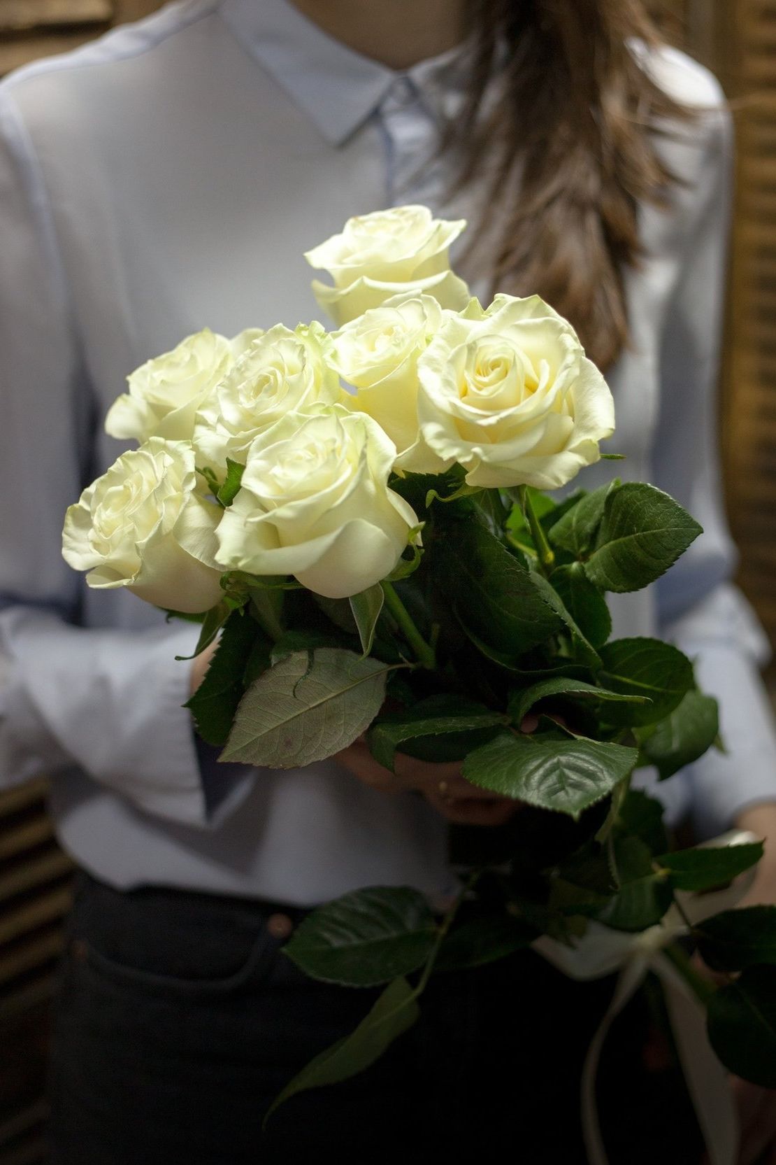 шляпная коробка с розами и гипсофилой для подарка в Магнитогорске