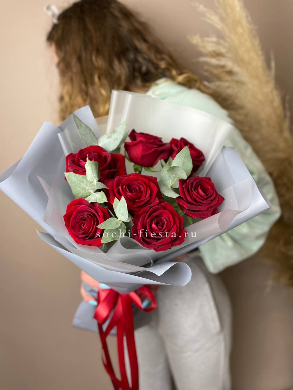 весенняя витрина флористической студии в Магнитогорске с тюльпанами и ранункулюсами