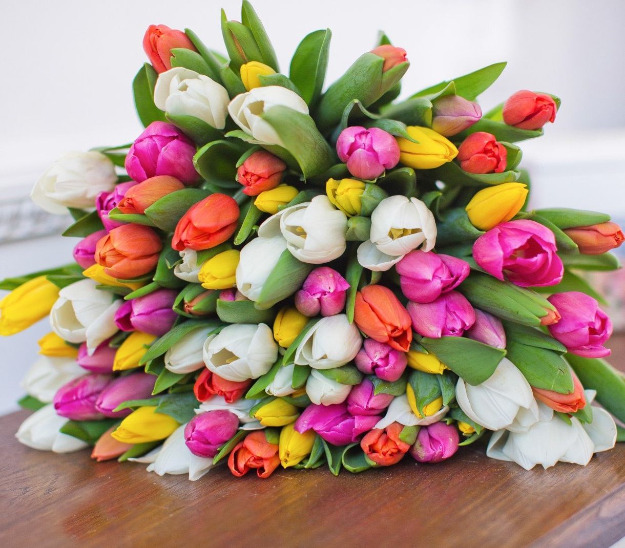 корпоративная композиция с розами и хризантемами для офиса в Магнитогорске