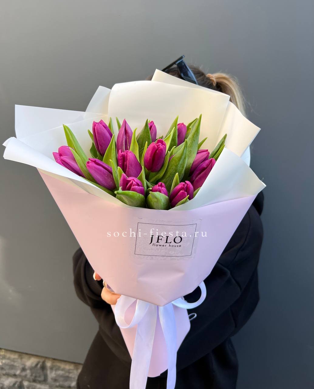 видовой каталог с розами и пионами в студии флористики в Магнитогорске