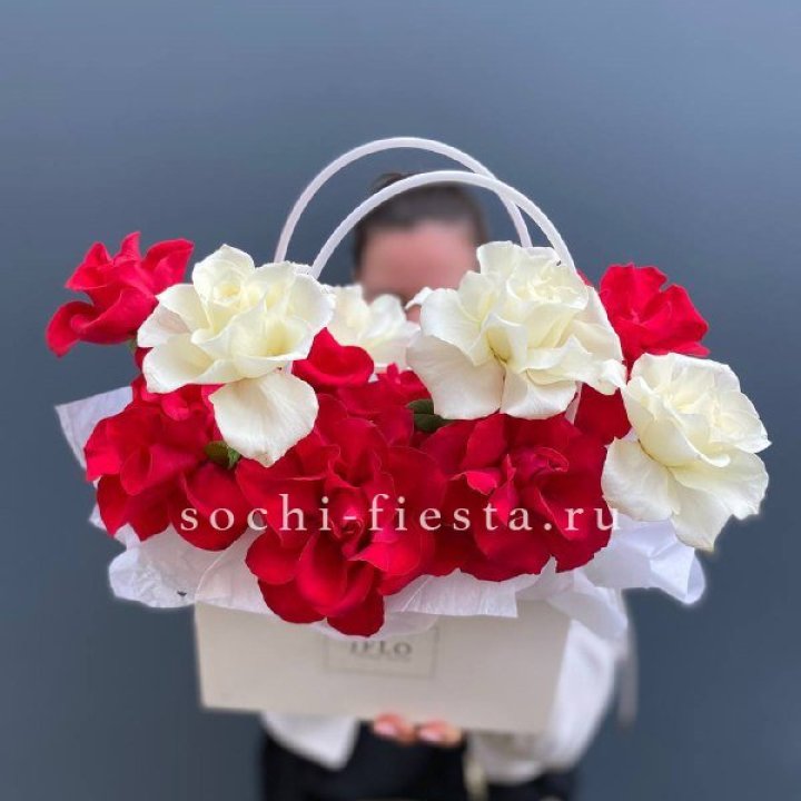 Сумочка  красных и белых роз в Магнитогорске