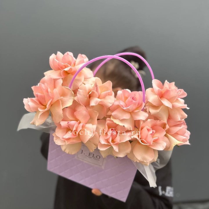 Сумочка с розами "Кети" в Магнитогорске