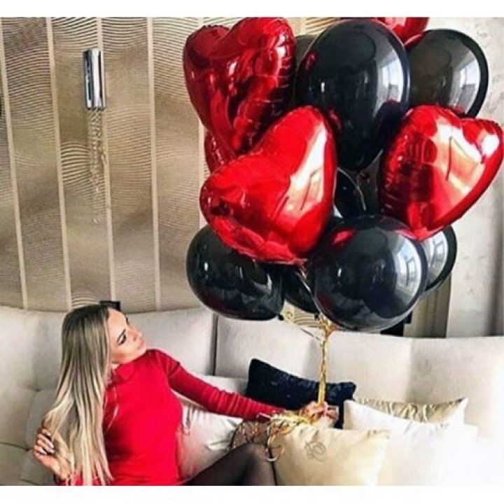 Фонтан из красных сердец с чёрными шарами  в Магнитогорске