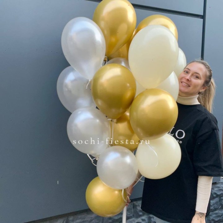 Облако шаров из белого и золотого оттенков в Магнитогорске