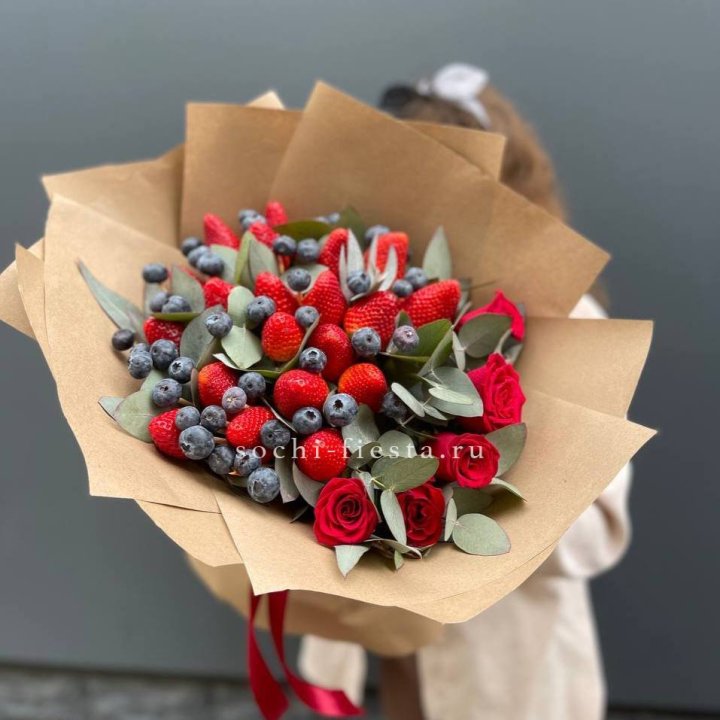 Клубника и голубика с цветами в Магнитогорске