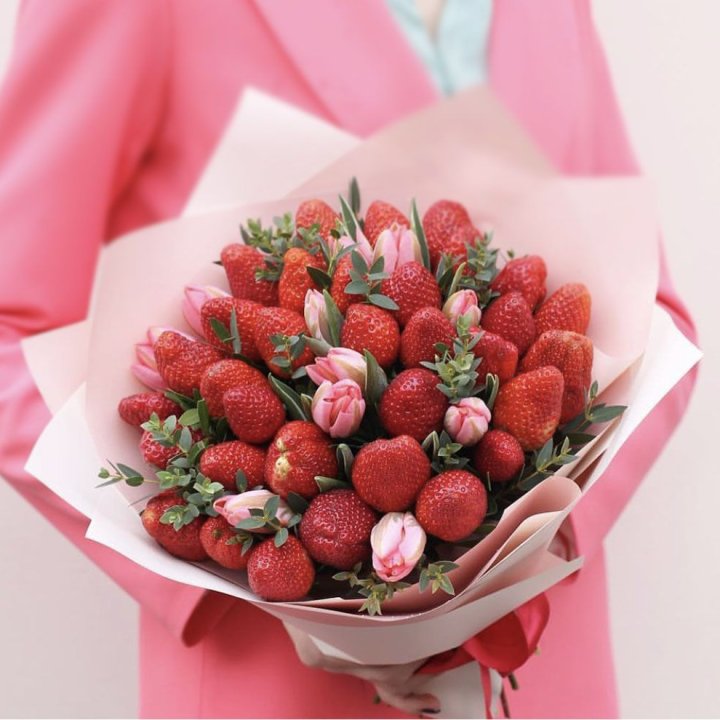 Тюльпаны и клубника в Магнитогорске