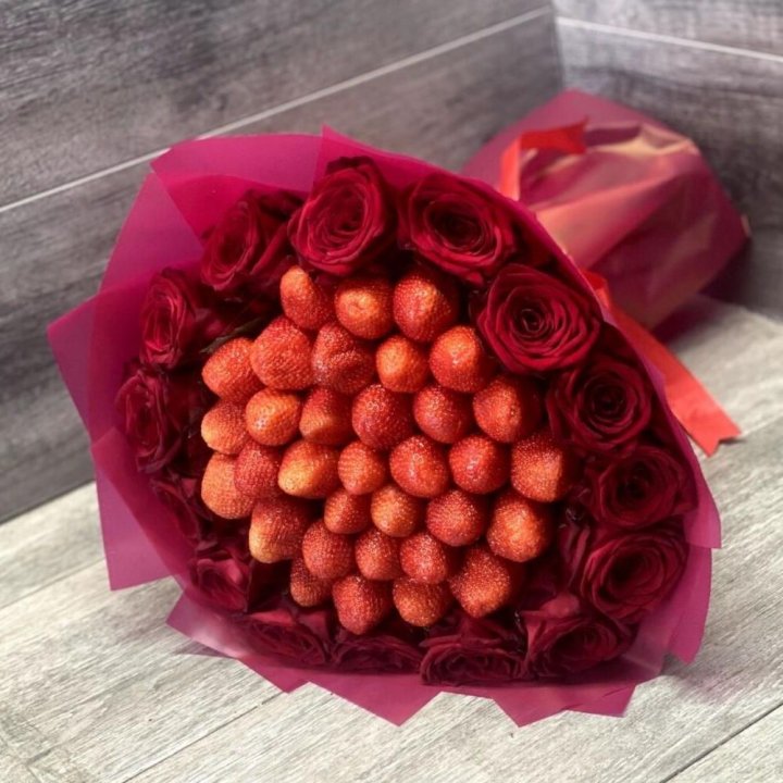 Клубничный букет с розами в Магнитогорске