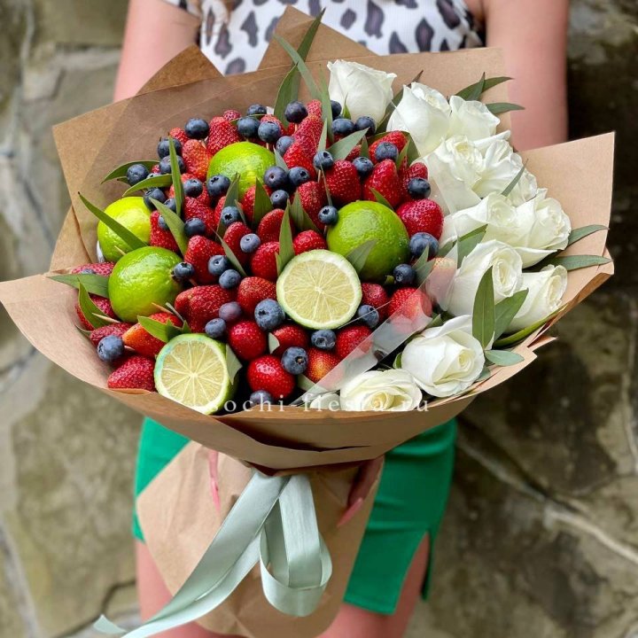 Ягодно-цитрусовый букет с розами в Магнитогорске