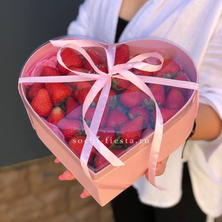 Коробочка сердце  с клубникой в Магнитогорске