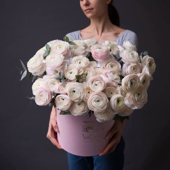 Бокс с ранункулюсами в Магнитогорске