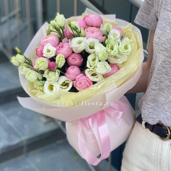 Букет кустовых роз с эустомой в Магнитогорске