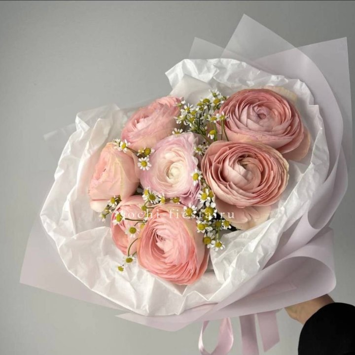 Ранункулюсы с ромашками в Магнитогорске