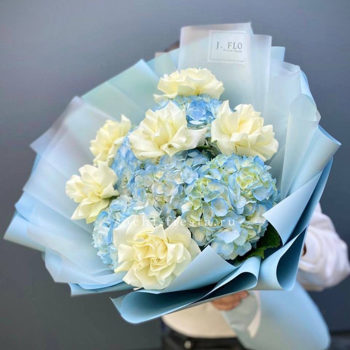  Букет из голубых гортензий и роз  в Магнитогорске