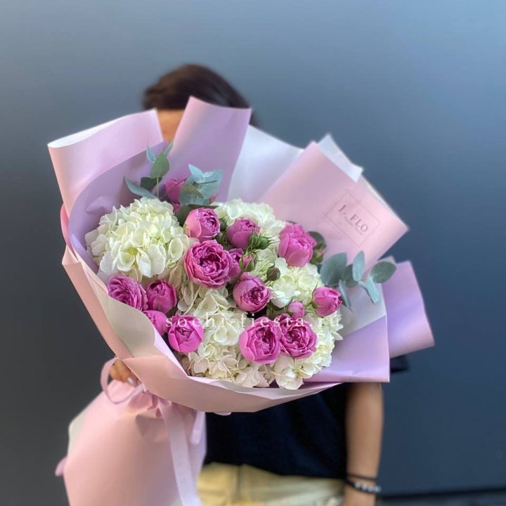 Букет белых гортензий и пионовидных роз  в Магнитогорске