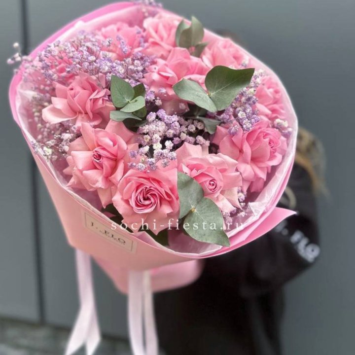 Розовые французские розы с гипсофилой в Магнитогорске