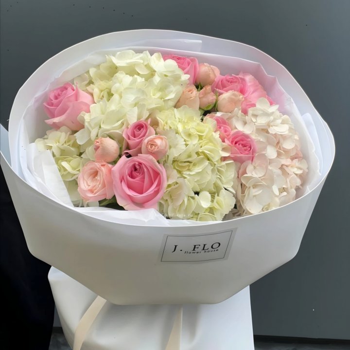  Букет гортензии и роз  "Тиамо" в Магнитогорске