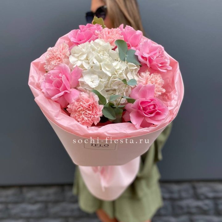  Букет роз и гортензии "Навола" в Магнитогорске