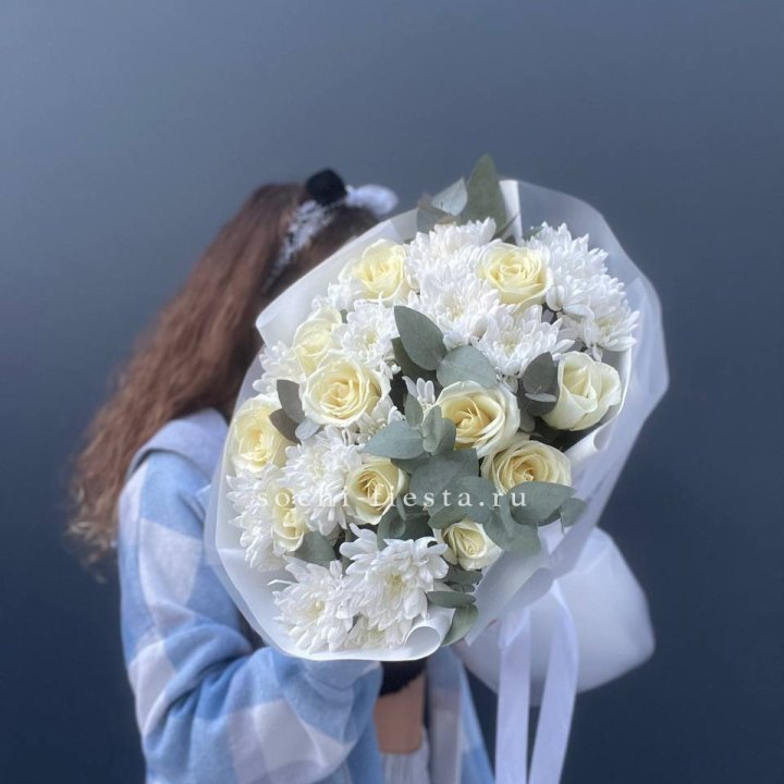  Букет белых роз с хризантемой  в Магнитогорске