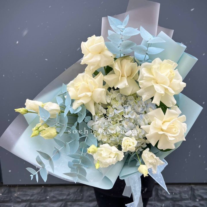 Букет с гортензией и белыми французскими розами в Магнитогорске