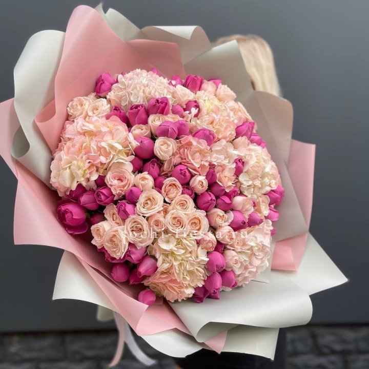 Букет кустовые розы и гортензия в Магнитогорске