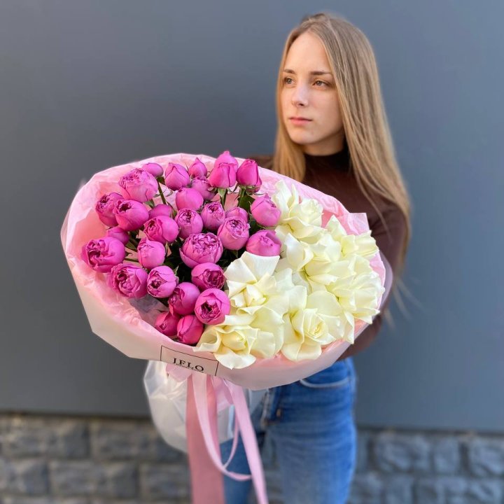 Дуо белых и кустовых роз в Магнитогорске