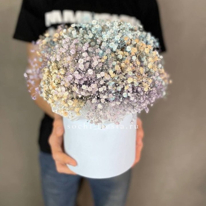 9 Радужных гипсофил в шляпной коробке в Магнитогорске