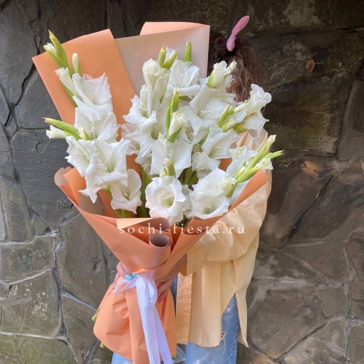 Букет белых гладиолусов  в Магнитогорске