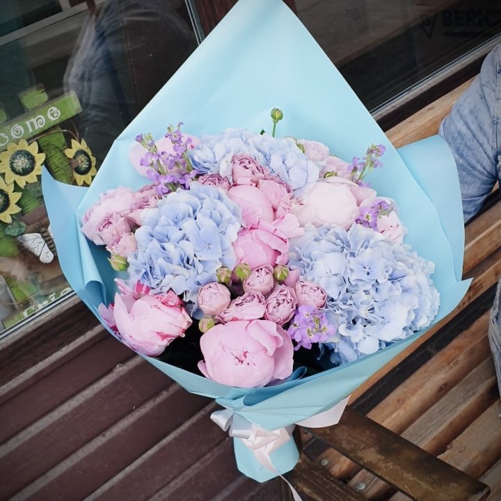 Букет с гортензиями "Блубери" в Магнитогорске