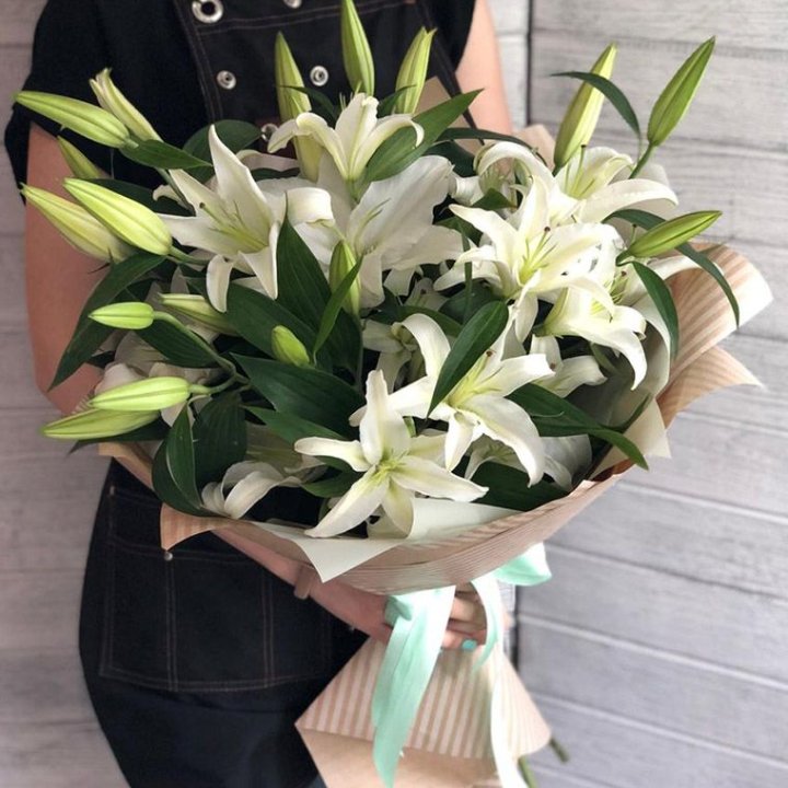 Букет белых лилий в Магнитогорске
