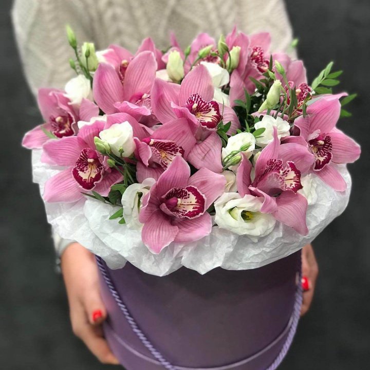 Орхидея и эустома в шляпной коробке в Магнитогорске