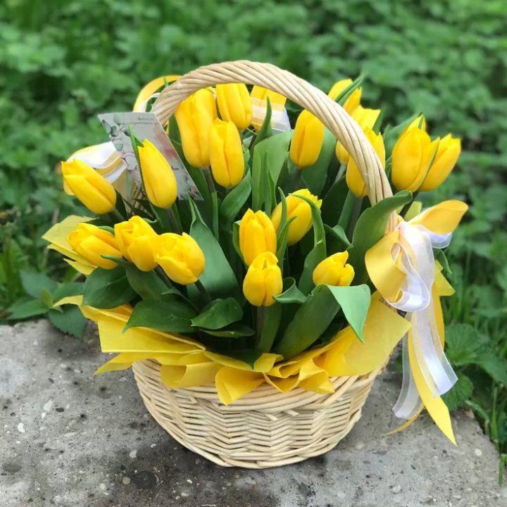 25 желтых тюльпанов в корзине в Магнитогорске