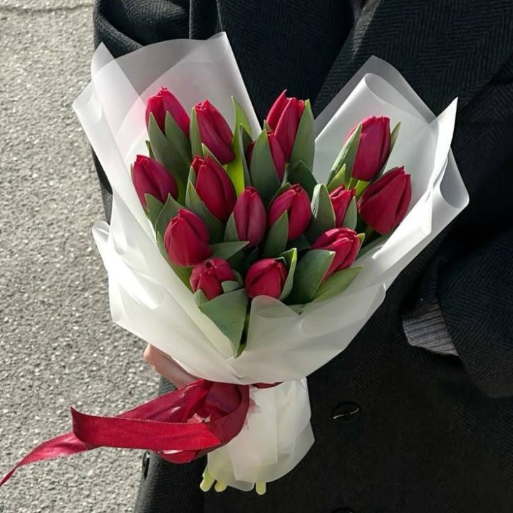15 красных тюльпанов в Магнитогорске