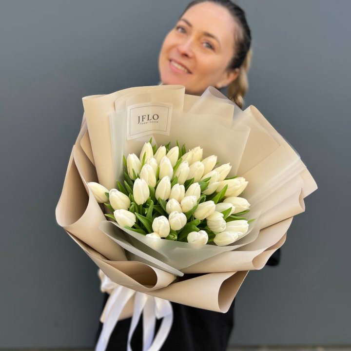 35 белых тюльпанов в Магнитогорске