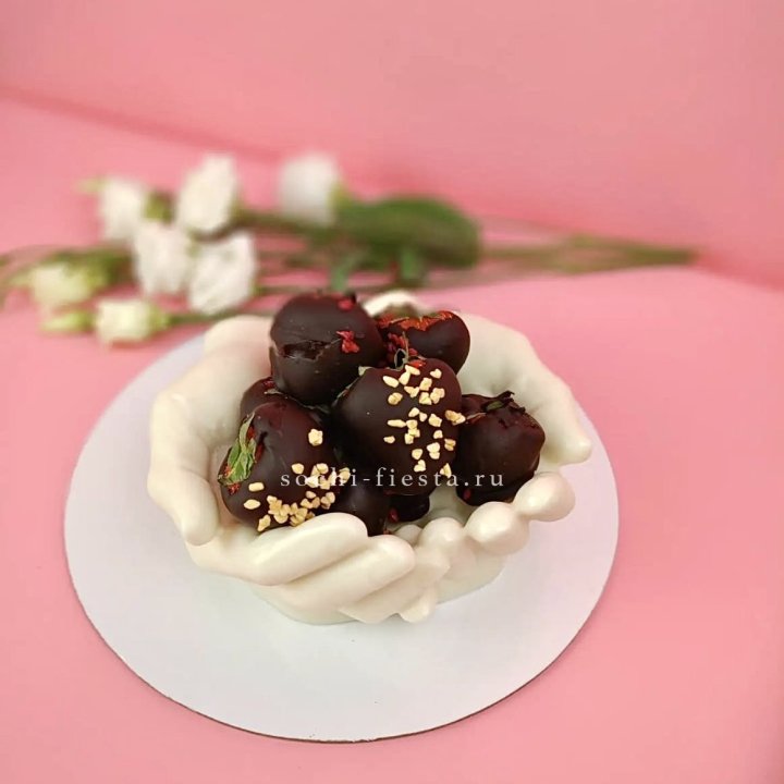 Клубника в шоколаде на шоколадных ладонях  в Магнитогорске