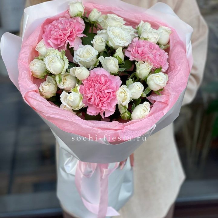 Букет розы с диантусами "Блэш" в Магнитогорске