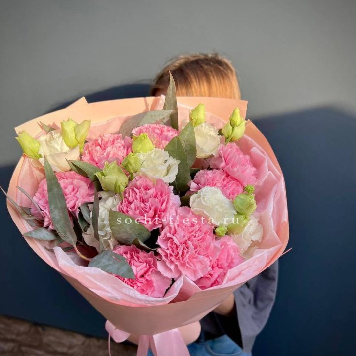 Букет гвоздик и  эустом "Сири" в Магнитогорске