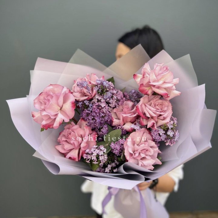 Букет из розовых роз и сирени в Магнитогорске