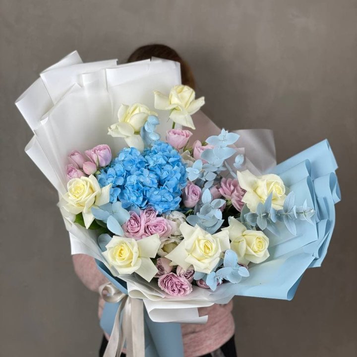 Дизайнерский букет "Блю скайфорт" в Магнитогорске
