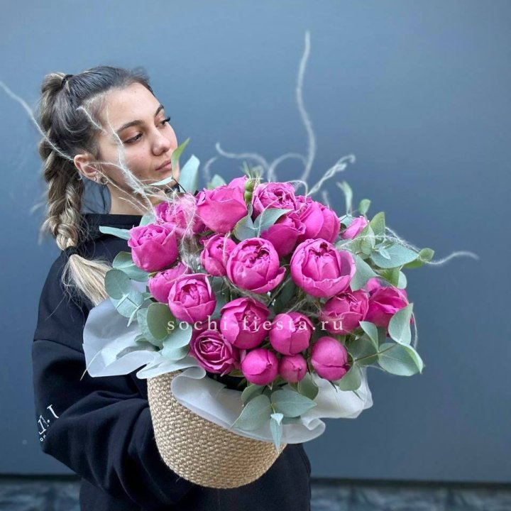 Пионовидные розы  в джутовом кашпо  в Магнитогорске