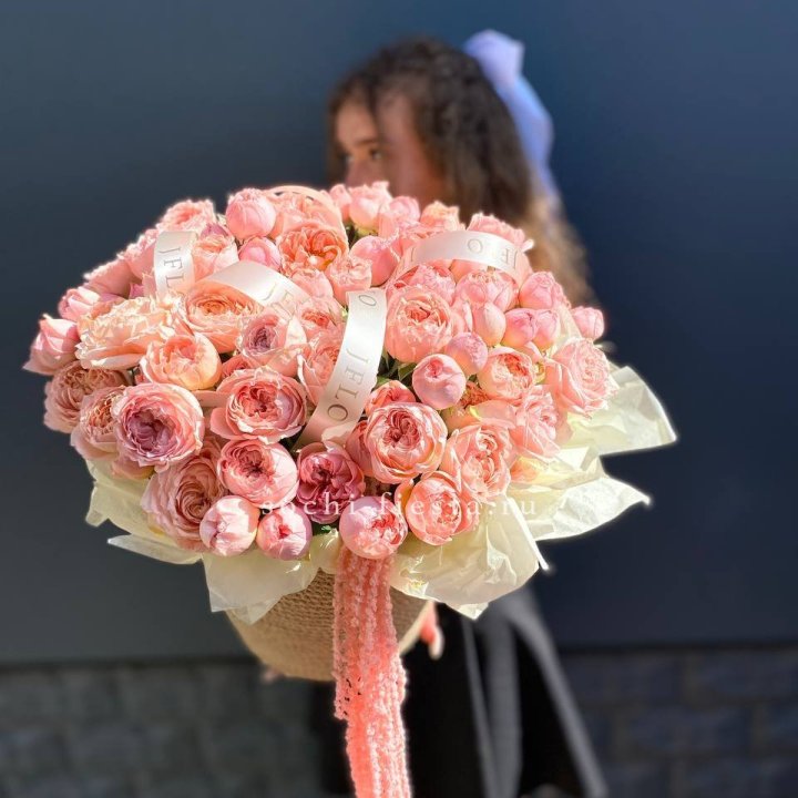 Кустовые розы Джульетта в джутовом кашпо в Магнитогорске