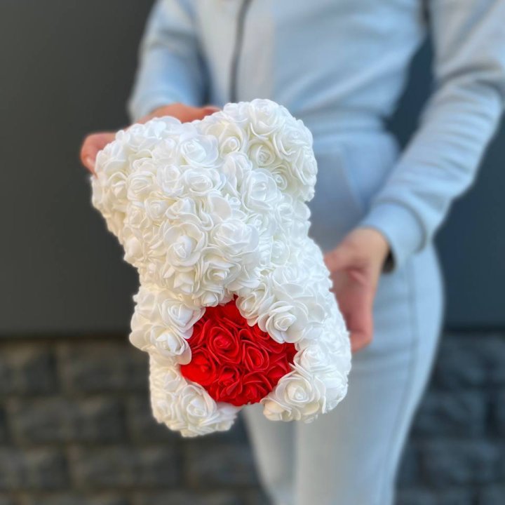 Медведь с красным седцем в Магнитогорске