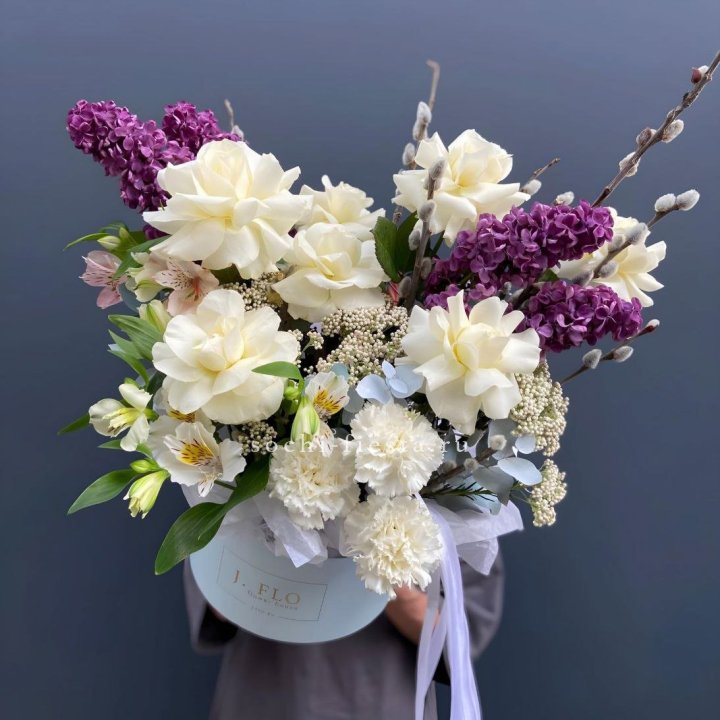 Цветочный бокс Французских роз и Сирени в Магнитогорске