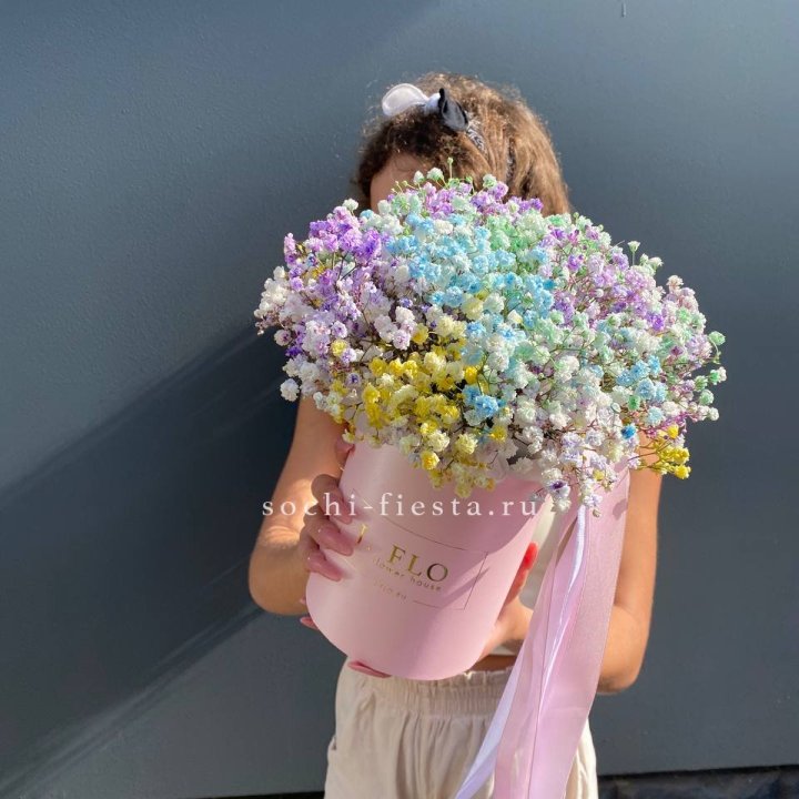 Радужные гипсофилы в шляпной коробке в Магнитогорске