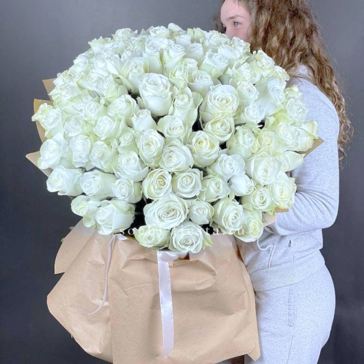 101 белая высокая импортная роза в Магнитогорске