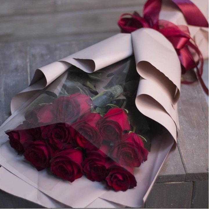11 голландских роз в оформлении в Магнитогорске