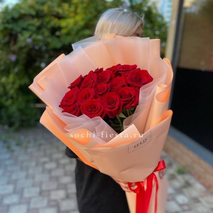 15 голландских роз в оформлении в Магнитогорске