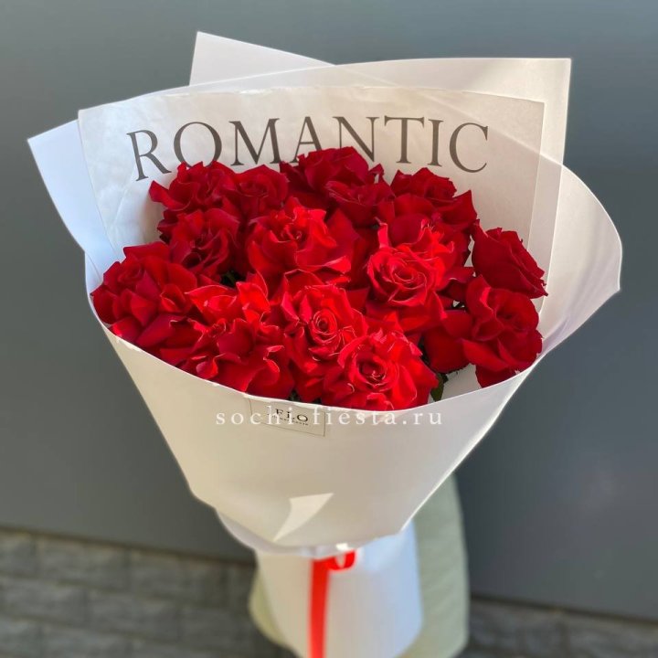 19 высоких роз в оформлении в Магнитогорске