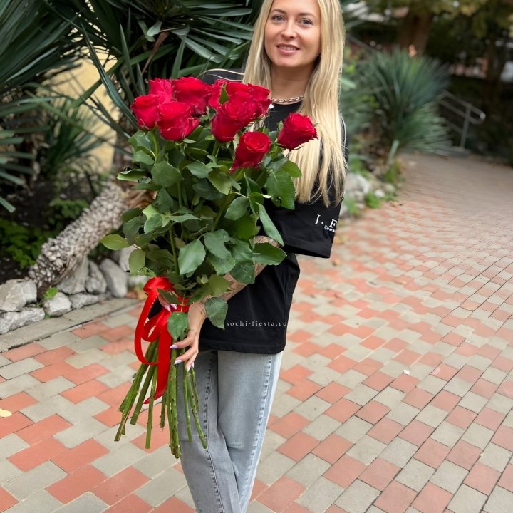 15 высоких красных роз в Магнитогорске