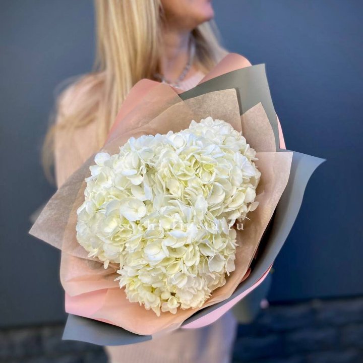 Букет из трёх белых гортензий в Магнитогорске