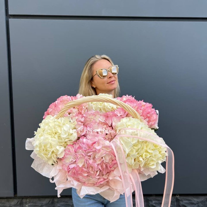 7 гортензий в корзине в Магнитогорске